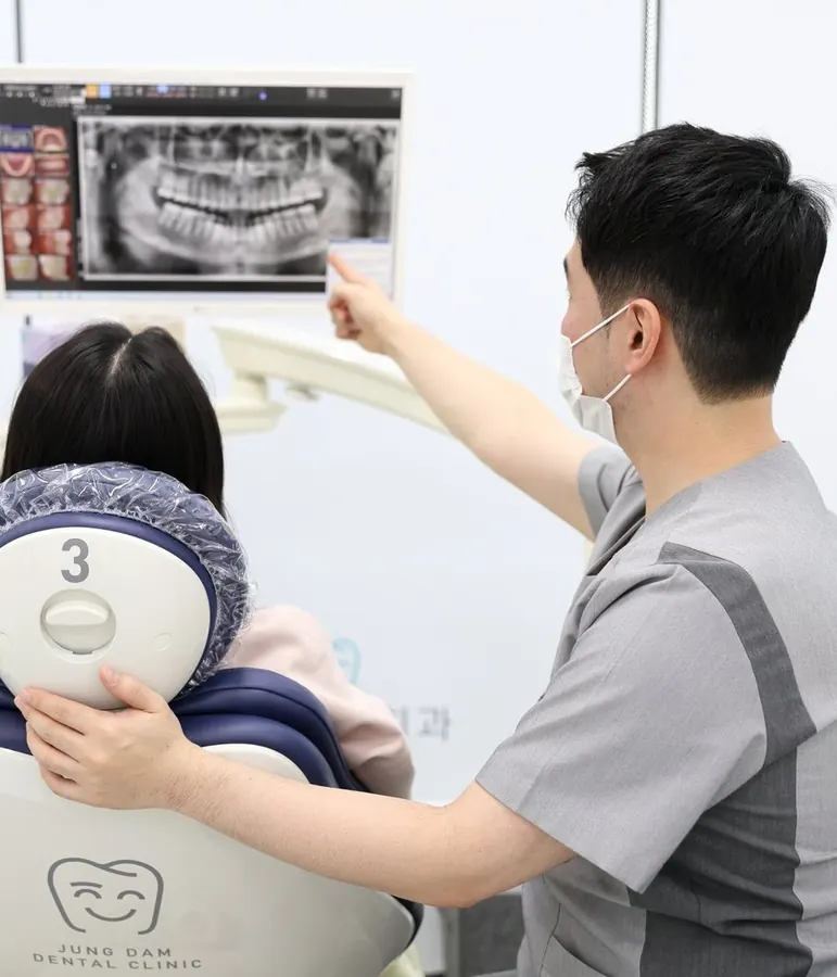 엑스레이를 보며 설명하는 모습